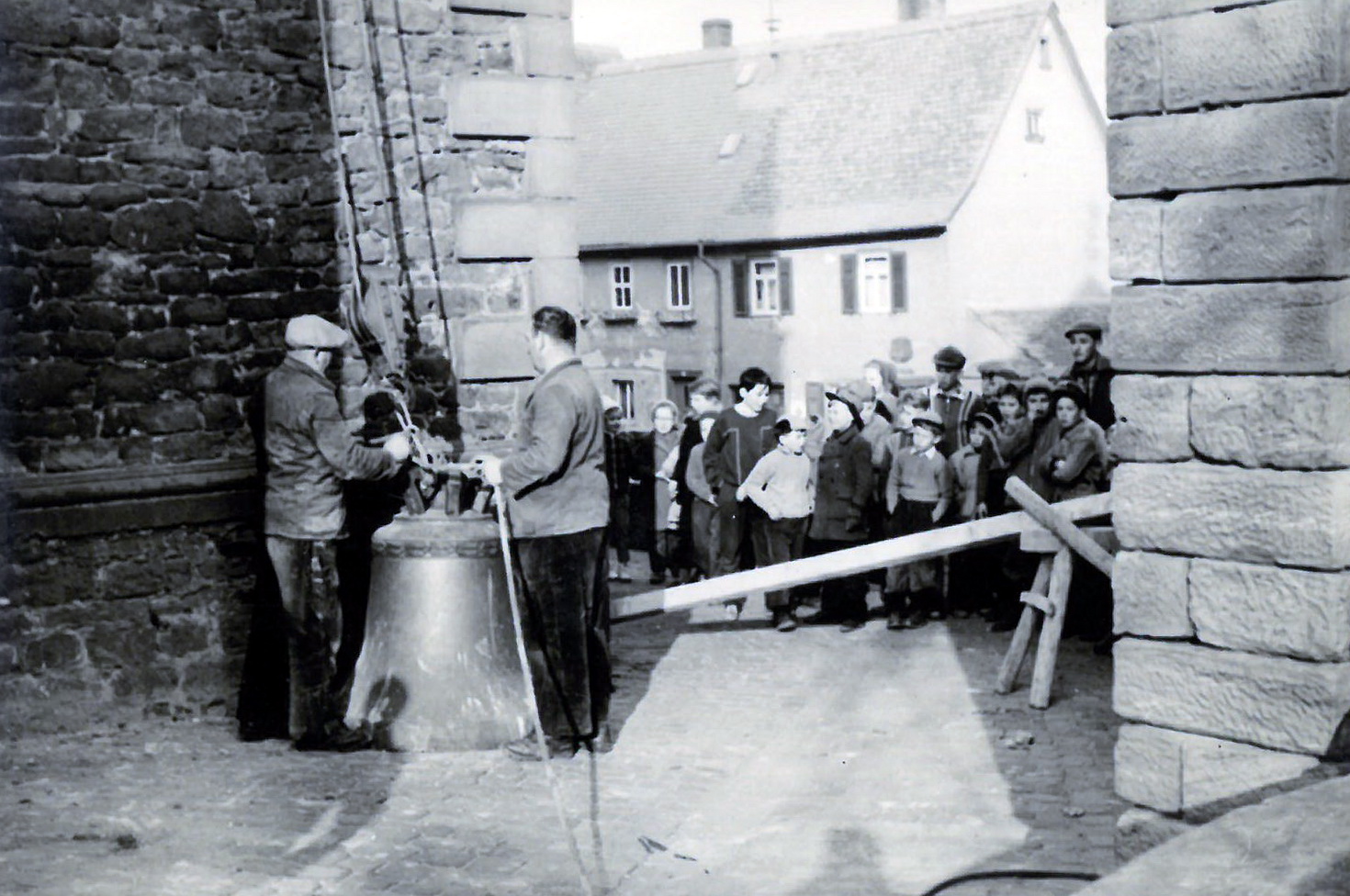 Abtransport von Glocken aus der Kirche St. Maria Magdalena